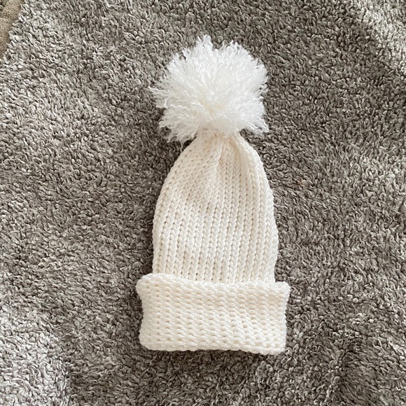 Child’s knitted hat - Picture 8 of 8